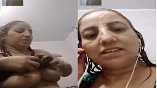 Desi Bhabhi Bathing | Indian MMS