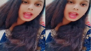 Sexy Desi Girl Shows Her Boobs | Indian MMS