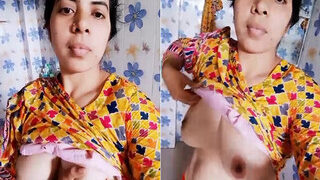 Horny Bhabhi Shows Her Boobs | Indian MMS