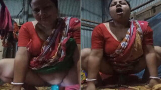 Desi Village Bhabhi Enjoy With Water Bottle | Indian MMS