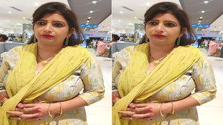 Desi Bhabhi Shows Her Big Boobs | Indian MMS