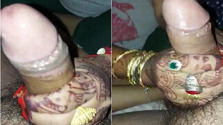 Desi Bhabhi Give Hnadjob | Indian MMS