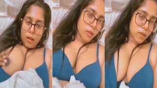 Desi Girl Shows Boob | Indian MMS