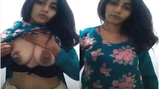 Desi Girl Shows Boobs And Fingering | Indian MMS