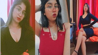 Sexy Desi Girl Shows Boobs | Indian MMS