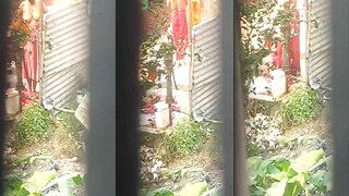 Desi Bhabhi OutDoor Bathing | Indian MMS