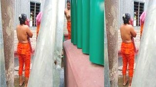 Cute Desi Girl Bathing | Indian MMS