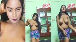 Sexy Desi Girl Shows Her Big Boobs | Indian MMS