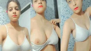 Sexy Desi Girl Shows Her Boobs | Indian MMS
